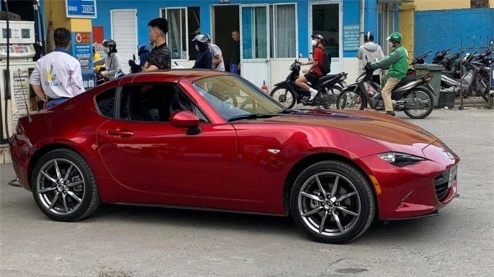 xe thể thao mui trần mazda mx-5 đầu tiên về việt nam