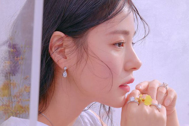 Chỉ vì thích chụp ảnh khi đi ăn ở nhà hàng mà chồng tôi đã giận dữ bỏ về, còn thốt một câu đẩy tôi vào tình thế oái oăm