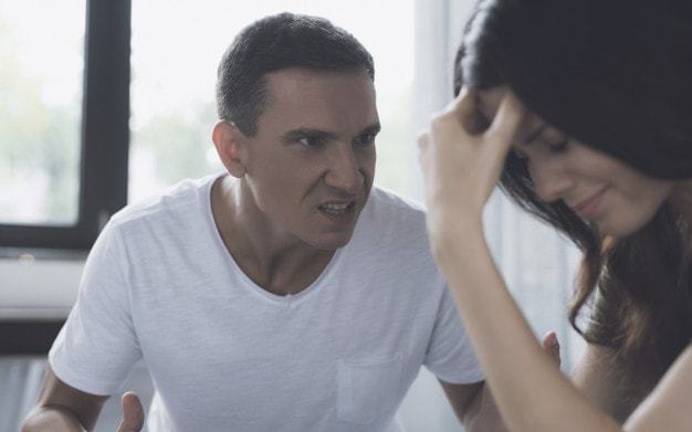 Mới cưới một tháng nhưng sáng nào vợ cũng đặt báo thức rồi dậy lúc 4 giờ sáng, tôi quyết dậy cùng thì giật mình trước việc cô ấy làm