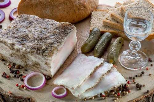 Cục mỡ lợn ướp muối khiến người Nga mê mệt, nhìn rất ngấy nhưng liệu có khó ăn?