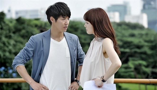 Nghe tin mẹ bị tai nạn, tôi vội vã vào viện thì gặp chồng mình đã đến trước với 50 triệu trên tay