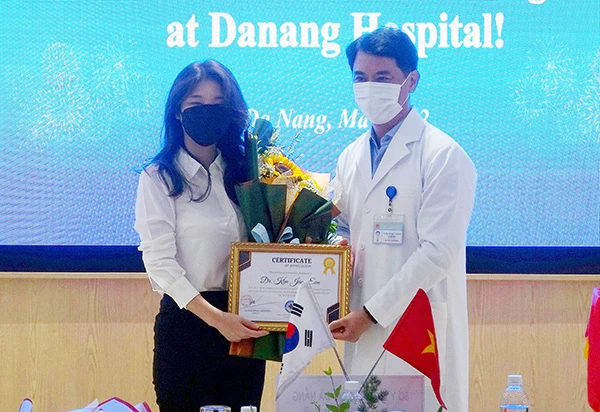 TS.BS Lê Đức Nhân, Giám đốc Bệnh viện Đà Nẵng trao giấy khen ghi nhận những đóng góp của nữ BS tình nguyện Kim Jung Eun