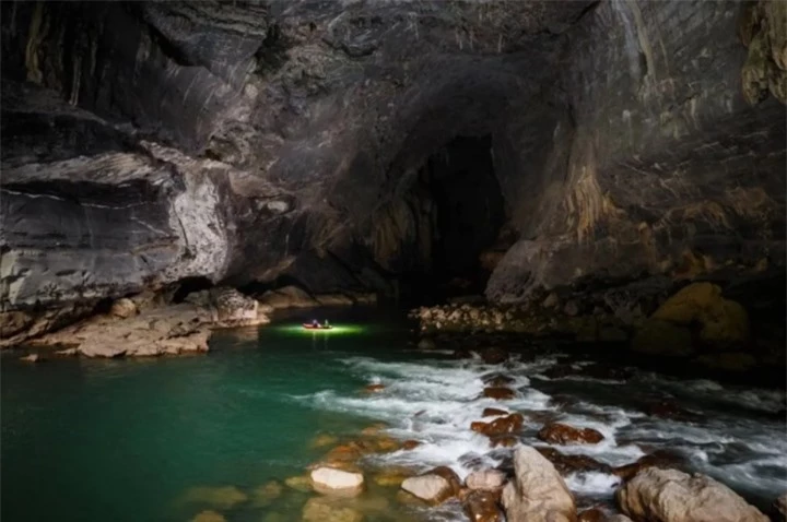 Khung cảnh huyền ảo bên trong hang động sông lớn nhất thế giới nằm sát Việt Nam - 3