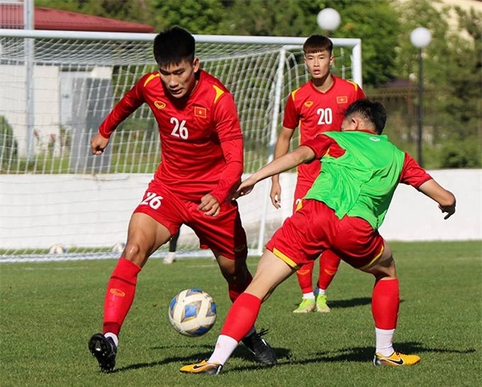 Mạnh Dũng cùng đồng đội U23 Việt Nam tập luyện trước trận đấu với U23 Thái Lan - Ảnh: VFF 