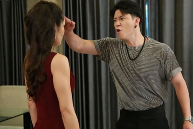 Hớn hở khoe với chồng về mảnh đất bạc tỷ mà bố mới cho, không ngờ anh giận dữ đập mạnh cái ly xuống nền nhà