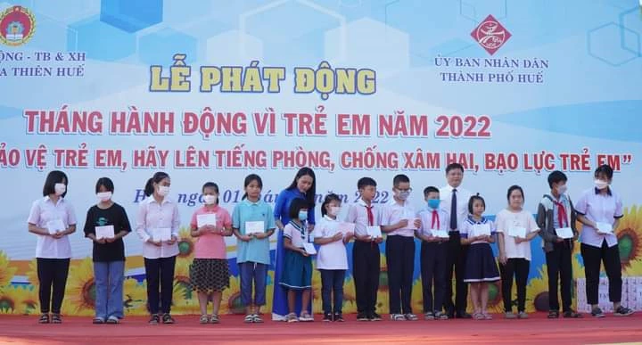 Lãnh đạo tỉnh trao học bổng cho các em có hoàn cảnh đặc biệt, khó khăn ở các trung tâm bảo trợ xã hội