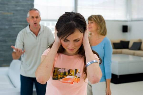 Nắm được bí mật của bố chồng, con dâu liên tục bị bố chồng kiếm cớ đuổi ra khỏi nhà