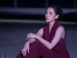 Thấy chồng trằn trọc mãi không ngủ, tôi hỏi lý do thì anh nói: "Chúng mình ly dị nhé" làm toàn thân tôi cứng đờ