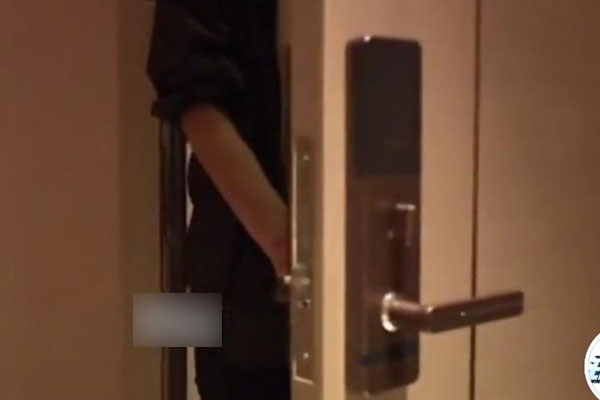 Bất ngờ đến thăm chị gái, tôi rùng mình trước những gì mình nhìn thấy qua khe cửa