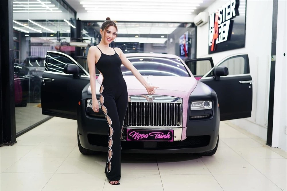 Ngọc Trinh khoe trọn vẻ sexy bên cạnh chiếc Rolls-Royce Ghost tông màu đen hồng độc đáo. Chiếc xe siêu sang Rolls-Royce Ghost Series I có giá trên 12 tỷ đồng này đã nữ hoàng nội y chi mạnh tay để thay áo mới.