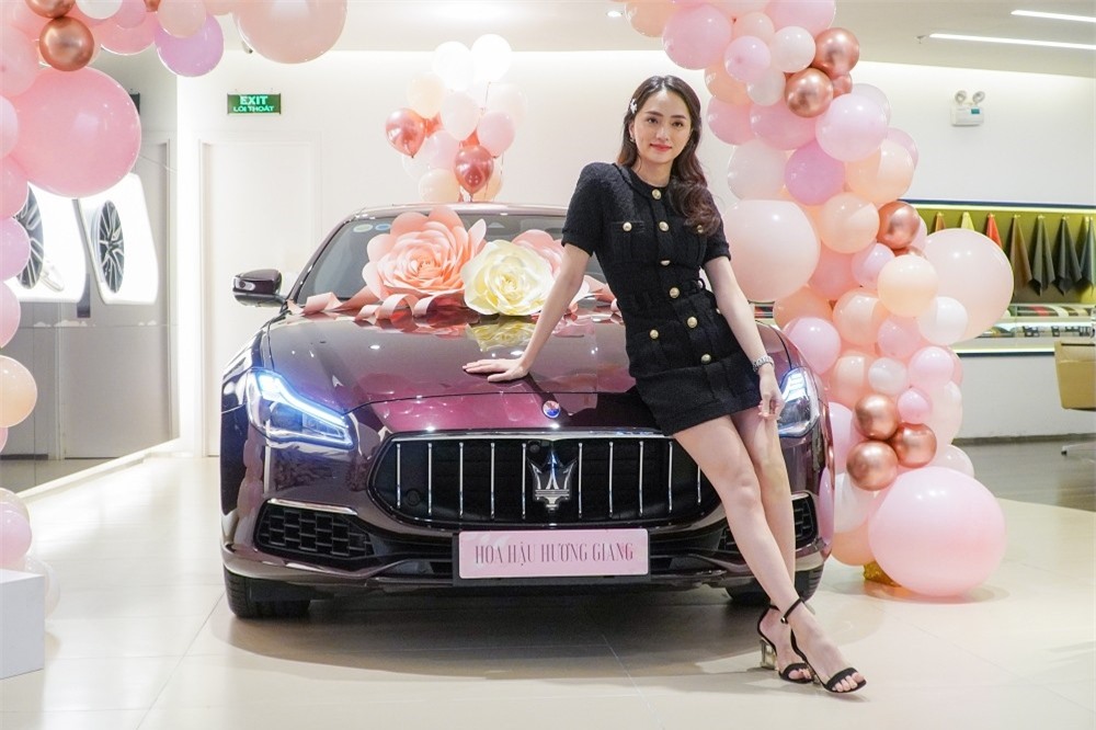 chiếc xe sang Maserati Quattroporte của Hoa hậu Hương Giang mới nhận bàn giao có thêm gói tuỳ chọn Granlusso nên giá xe có thể trên 6,9 tỷ đồng. Quattroporte hiện là dòng xe sang cao cấp nhất của hãng Maserati hiện nay.