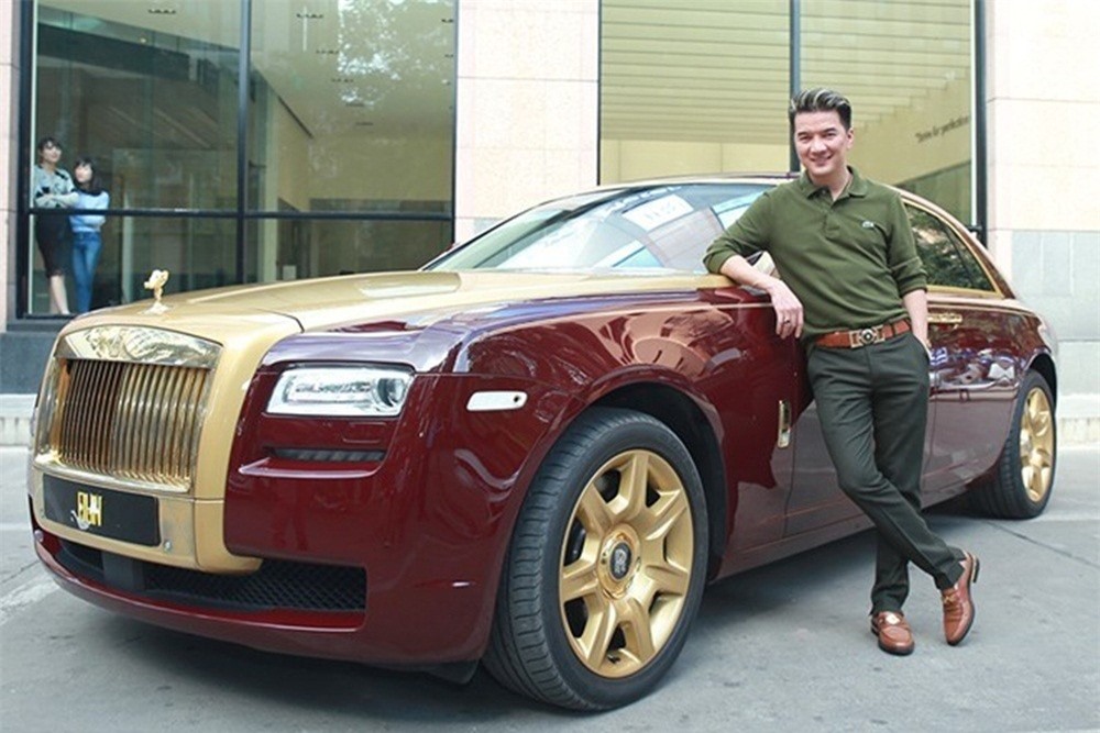 Chiếc Rolls-Royce Ghost mà nam ca sĩ Đàm Vĩnh Hưng từng chụp ảnh được mạ vàng ở một số chi tiết ngoại thất, xe ban đầu được Cựu Giám đốc Rolls-Royce Việt Nam nhập về nhưng phải mất 5 năm mới tìm thấy người mua đầu tiên, đó chính là ông Trịnh Văn Quyết