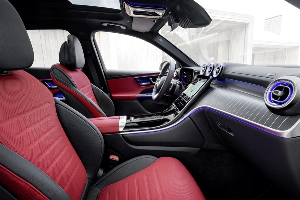 Khoảng không phía trên đầu người ngồi ở hàng ghế trước của Mercedes-Benz GLC 2023 đã tăng 15 mm