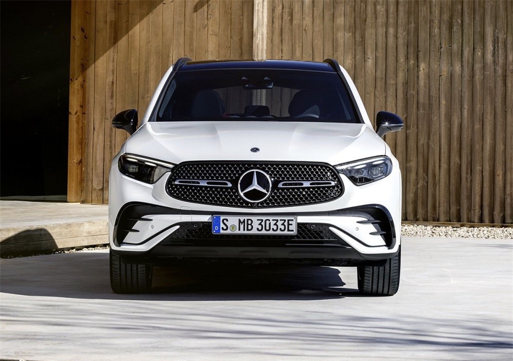 Mercedes-Benz GLC 2023 được cải tiến ở thiết kế đầu xe