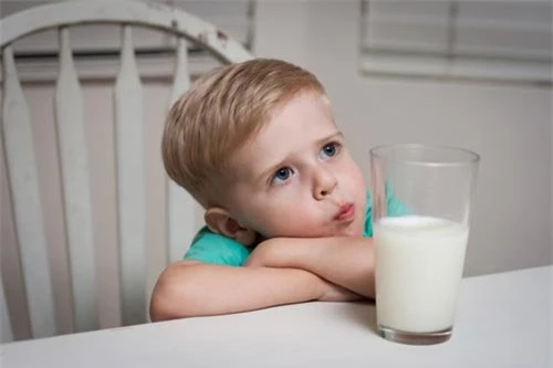 Sai lầm của cha mẹ khi cho con uống sữa tươi