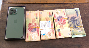 Trộm tiền của bà ngoại mua iPhone tặng bạn gái