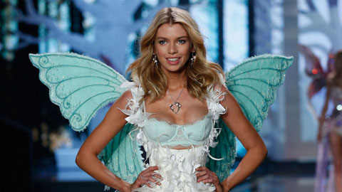 Mbappe 'say nắng' siêu mẫu đồng tính