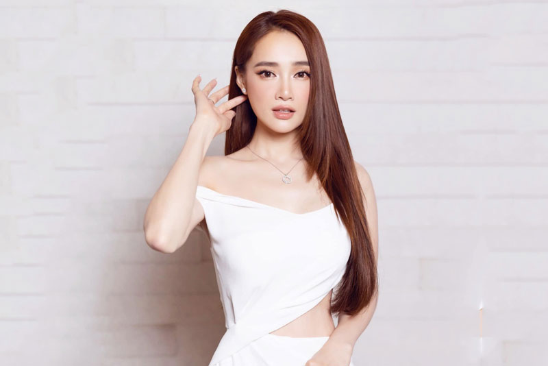 Nhã Phương khoe cơ bụng số 11 