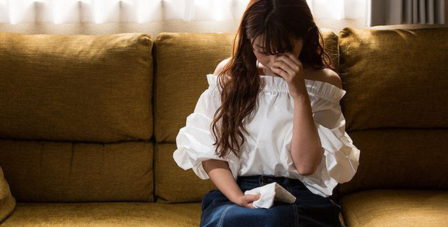 Bàn với chồng việc về ngoại ở cữ, anh giận dữ quát lớn một tiếng thôi nhưng tôi đau điếng và dọn đi ngay trong đêm