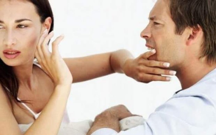 Vợ giận nên đòi ngủ riêng, tôi xuống làm hòa thì rụng rời khi thấy cảnh tượng bên trong