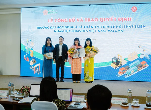 Trao Quyết định kết nạp Đại học Đông Á (Đà Nẵng) là thành viên Hiệp hội Phát triển nhân lực Logistics Việt Nam (VALOMA)