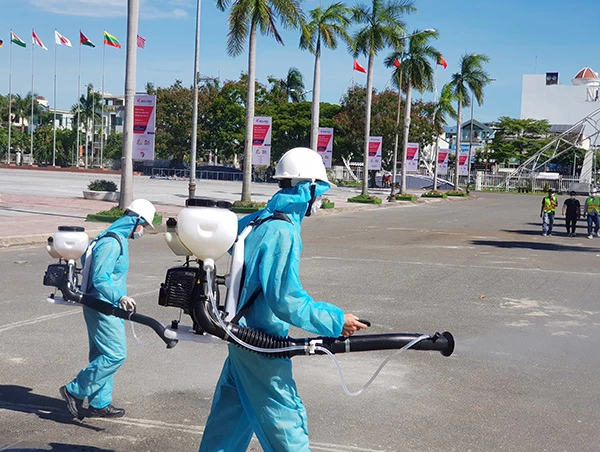 Phun thuốc khử khuẩn, làm sạch môi trường khu vực Trung tâm Hội chợ triển lãm Đà Nẵng, nơi diễn ra Triển lãm du lịch, hàng không châu Á và các hoạt động chính của Routes Asia 2022