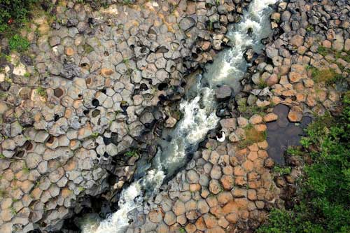 Độc đáo suối đá cổ giữa đại ngàn Tây Nguyên