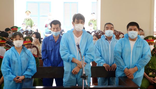 Bị cáo Bùi Quốc Việt cùng các đồng phạm tại tòa.