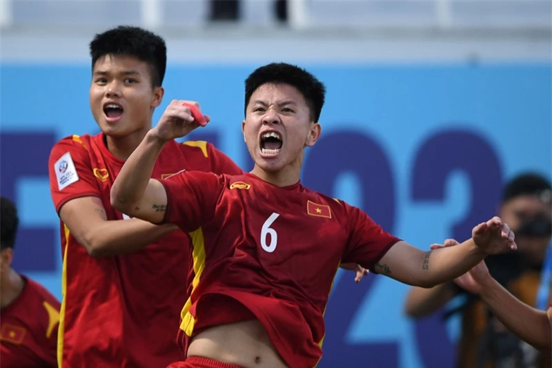 Vũ Tiến Long lập ghi bàn thắng đẳng cấp mang về 1 điểm quý giá cho U23 Việt Nam - Ảnh: VFF 