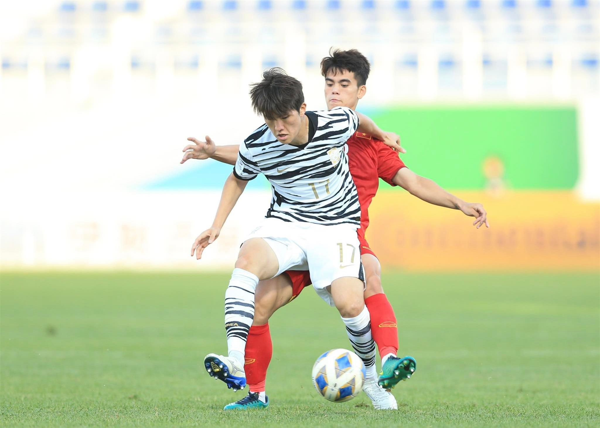 Khuất Văn Khang được bình chọn là cầu thủ xuất sắc nhất trận - Ảnh: Quỳnh Anh 