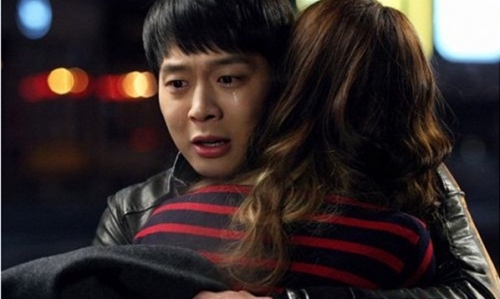 Thấy chồng ôm đứa trẻ lạ về vợ làm ầm ĩ, liền ân hận khi thấy tờ giấy trong bọc quần áo của đứa trẻ