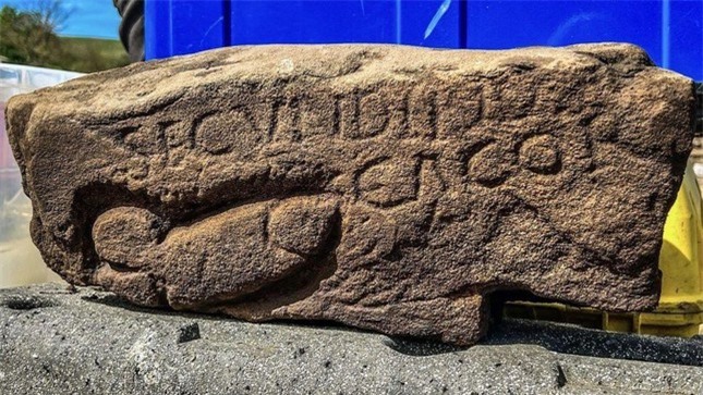 Giải mã hình dương vật được chạm khắc vào đá tại pháo đài La Mã ảnh 1