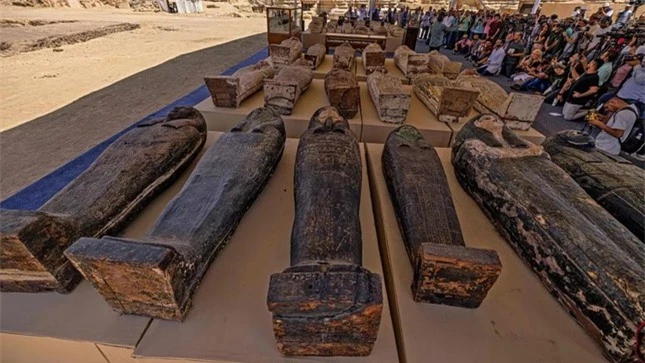 Khai quật được hàng trăm quan tài Ai Cập cổ đại, xác ướp mèo và tượng dát vàng gần Cairo ảnh 1