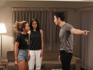 Đi chợ về, tôi bất ngờ nghe tiếng đồ đạc vỡ loảng xoảng trong nhà, càng sửng sốt khi thấy tay chồng đầy máu