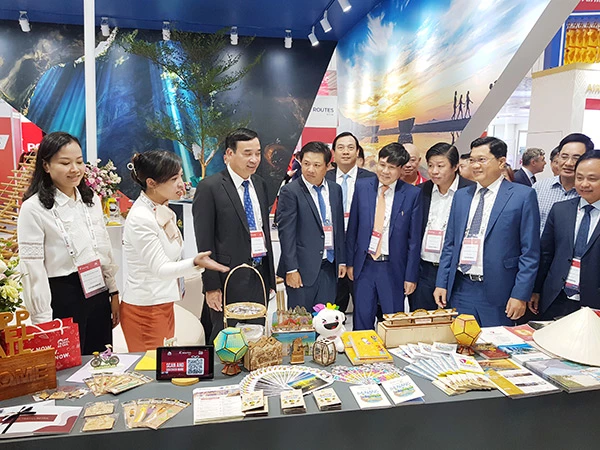 các đại biểu tham quan gian hàng trưng bày của TP Đà Nẵng tại Routes Asia 2022 các đại biểu tham quan gian hàng trưng bày của TP Đà Nẵng tại Routes Asia 2022