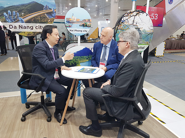 Phó Tổng Giám đốc ACV Nguyễn Quốc Phương trao đổi với đại diện lãnh đạo Tập đoàn SEA trong khuôn khổ Routes Asia 2022 đang diễn ra tại Đà Nẵng