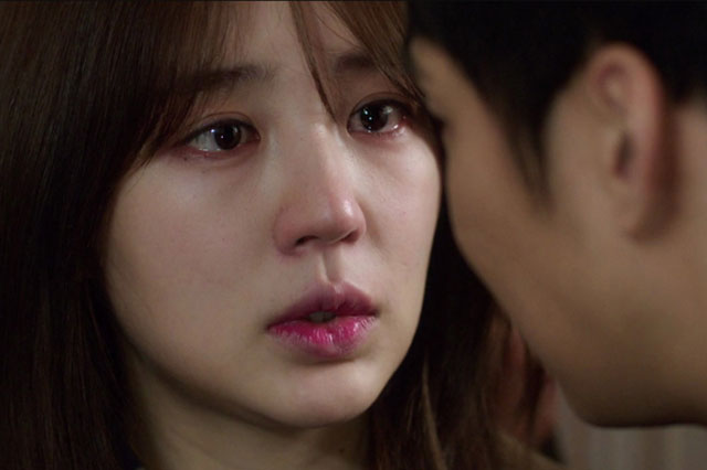 Đòi quà của chồng mãi không được, vợ sốc nặng khi tự đi sắm đồ gặp cảnh chồng vung tiền mua quà hàng hiệu cho bồ trẻ