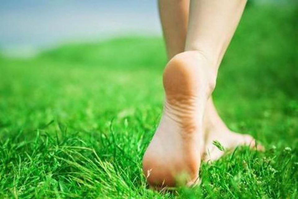 Những lợi ích khi bạn thường xuyên đi chân đất