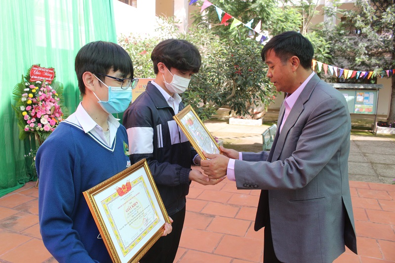 Ông Cil Poh - Phó Chủ tịch UBND huyện Lạc Dương, trao khen thưởng cho các em học sinh. 