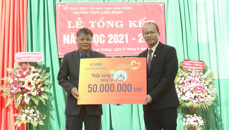 Ông Tôn Thất Hiệp – Giám đốc SHB Lâm Đồng trao gói học bổng 50 triệu đồng cho Trường THPT Lang Biang.