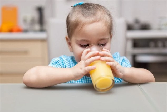 4 loại nước cực hại với trẻ nhỏ mẹ không nên cho con dùng