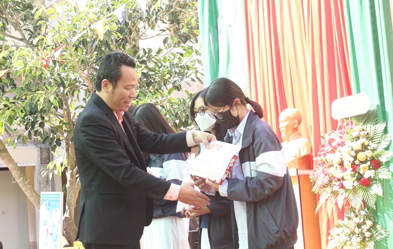 Ông Dương Công Đức Tặng - Phó Giám đốc SHB Lâm Đồng, trao học bổng cho các em học sinh nghèo học giỏi. 