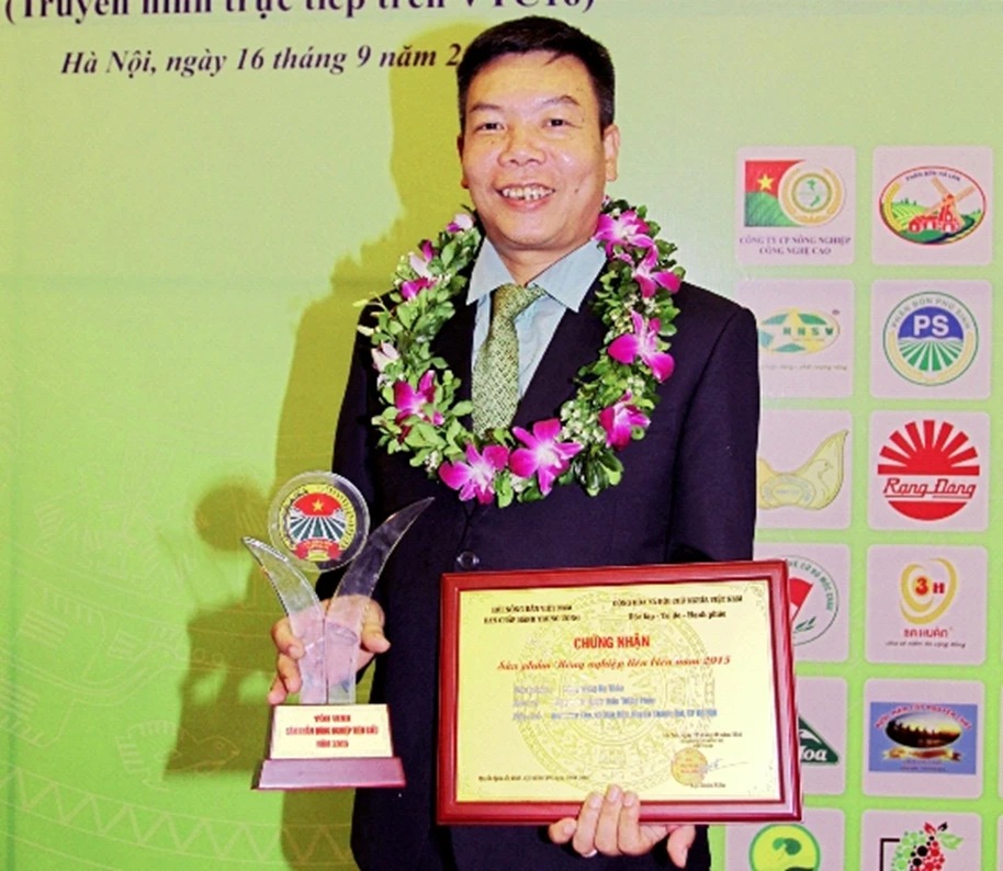 Ông Đỗ Tiến Sỹ đại diện Công ty Traphaco Sa Pa nhận giải thưởng sản phẩm nông nghiệp tiêu biểu.