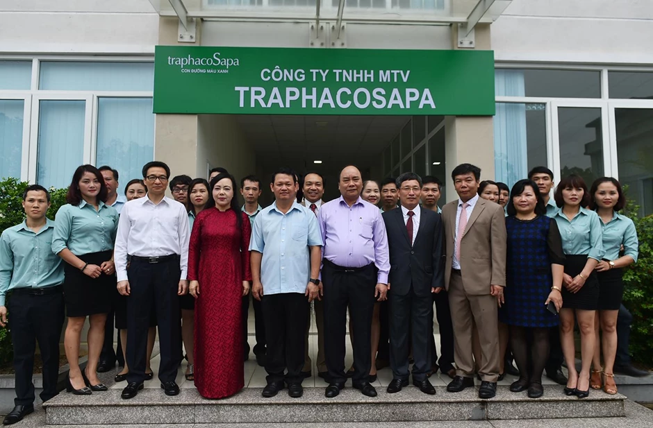 Thủ tướng Nguyễn Xuân Phúc chụp ảnh cùng các thành viên Công ty TNHH MTV TRAPHACO Sa Pa.