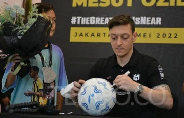 Mesut Ozil lý giải vì sao bóng đá Indonesia không thể phát triển - 1