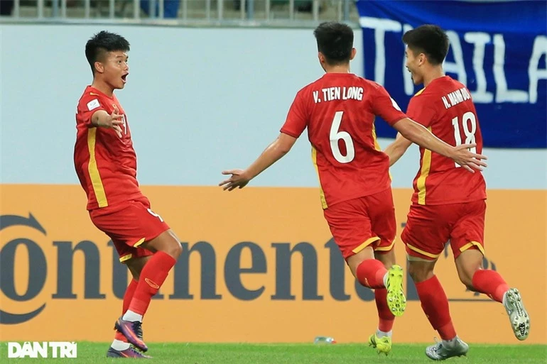 Siêu phẩm của Văn Tùng vào lưới Thái Lan được so sánh với Van Basten - 1 Siêu phẩm của Văn Tùng vào lưới Thái Lan được so sánh với Van Basten - 1