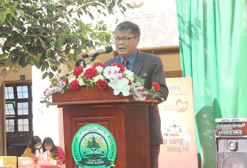 Thầy Đặng Thành Long – Hiệu trưởng Trường THPT Lang Biang, báo cáo tổng kết năm học 2021-2022.
