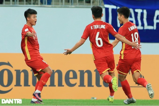 Siêu phẩm của Văn Tùng vào lưới Thái Lan được so sánh với Van Basten