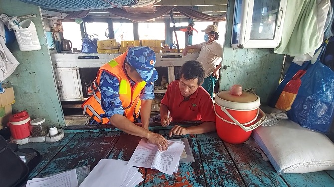 Kiên Giang: Bắt giữ 2 tàu vận chuyển khoảng 130.000 lít dầu DO trái phép