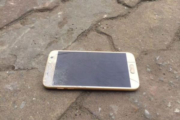 Đến đón vợ tan làm, tôi gọi điện thông báo rồi đứng chờ, đọc tin nhắn vợ gửi lại mà run rẩy đánh rơi cả điện thoại